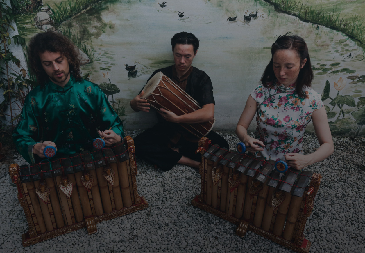 drei Musiker spielen Gamelan Gender Wayang